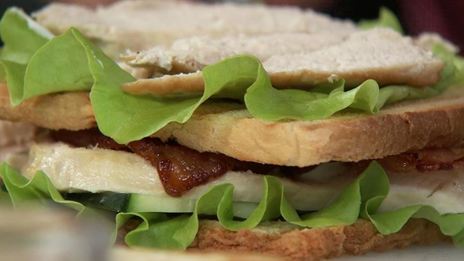 сэндвич с курицей и не чипсами из бекона