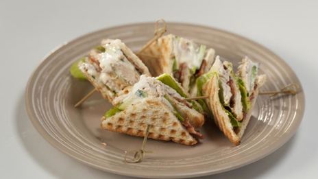 сэндвич с курицей и не чипсами из бекона