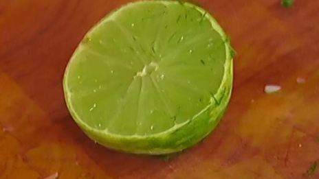 сэндвич с курицей карри, радиккио и базиликом