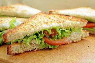 Сэндвич с курицей, помидорами и авокадоз