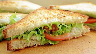 Сэндвич с курицей, помидорами и авокадоз