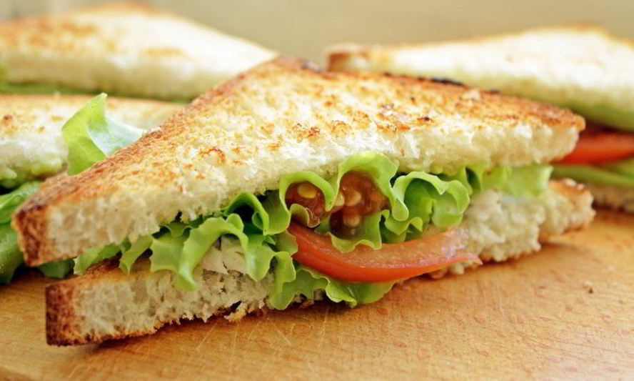 Рецепт сэндвича с курицей, помидорами и авокадоз