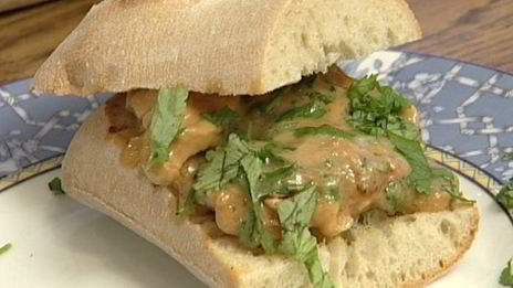 сэндвич с курицей в арахисовом соусе