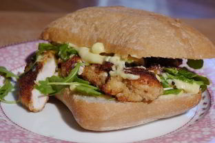 Сэндвич с курицей в сырной корочке