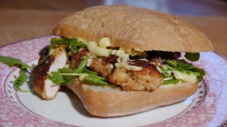 Сэндвич с курицей в сырной корочке