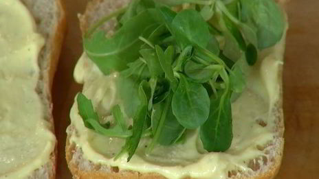 сэндвич с курицей в сырной корочке