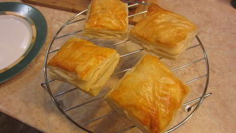 сэндвич с моцареллой, грибами и соусом нисуаз