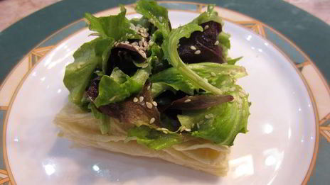 сэндвич с моцареллой, грибами и соусом нисуаз