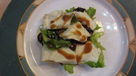 сэндвич с моцареллой, грибами и соусом нисуаз