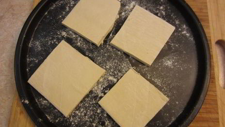 сэндвич с моцареллой, грибами и соусом нисуаз