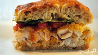 Сэндвич с рыбой и соусом