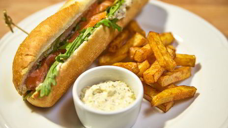 сэндвич с семгой и рукколой