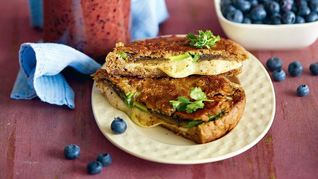 Сэндвич с сыром, авокадо и гранатом