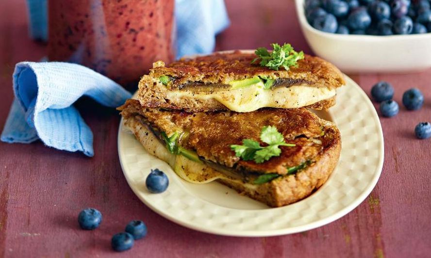 Рецепт сэндвича с сыром, авокадо и гранатом