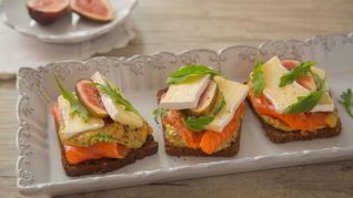 Сэндвич с сыром бри, форелью и инжиром