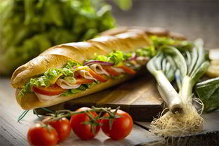 Сэндвич с ветчиной, сыром и помидорами