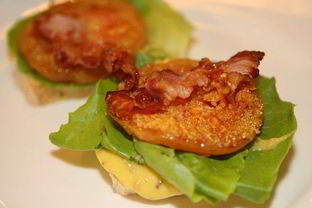 Сэндвич с жареными помидорами, беконом и горчичным соусом