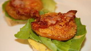 Сэндвич с жареными помидорами, беконом и горчичным соусом