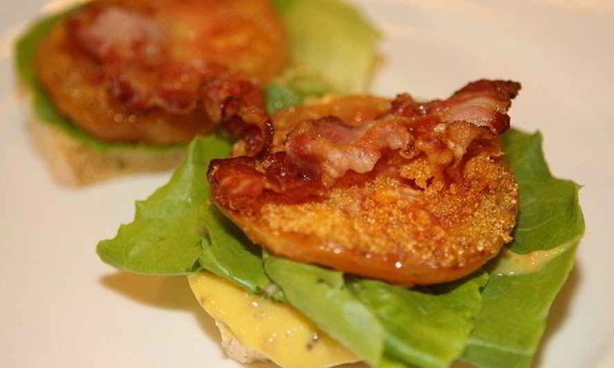 Рецепт сэндвича с жареными помидорами, беконом и горчичным соусом