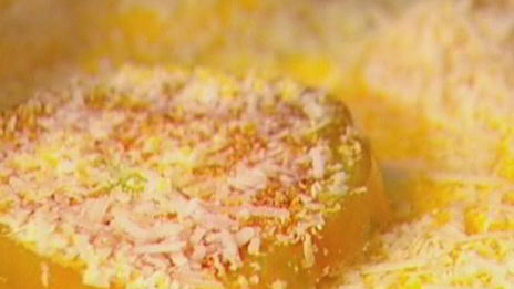 сэндвич с жареными помидорами, беконом и горчичным соусом