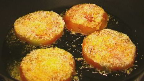 сэндвич с жареными помидорами, беконом и горчичным соусом