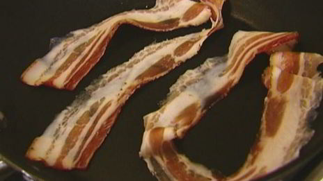 сэндвич с жареными помидорами, беконом и горчичным соусом