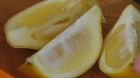 сэндвич с жареными помидорами, беконом и горчичным соусом