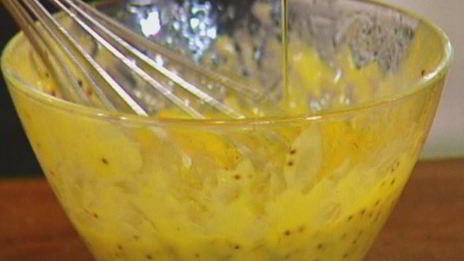 сэндвич с жареными помидорами, беконом и горчичным соусом