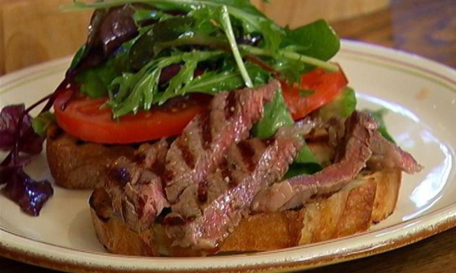 Рецепт сэндвича со стейком, помидором и авокадо