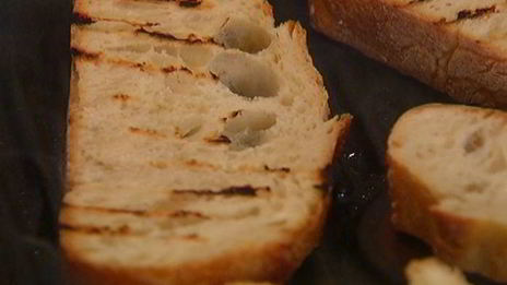 сэндвич со стейком, помидором и авокадо