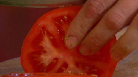 сэндвич со стейком, помидором и авокадо