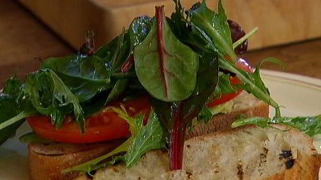 сэндвич со стейком, помидором и авокадо