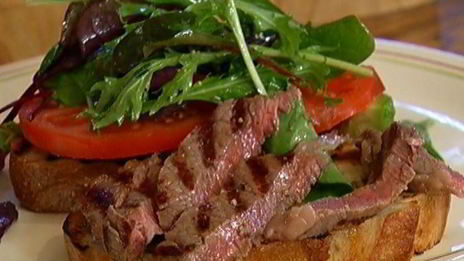 сэндвич со стейком, помидором и авокадо