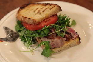 Сэндвич со стейком, руколой и помидорами