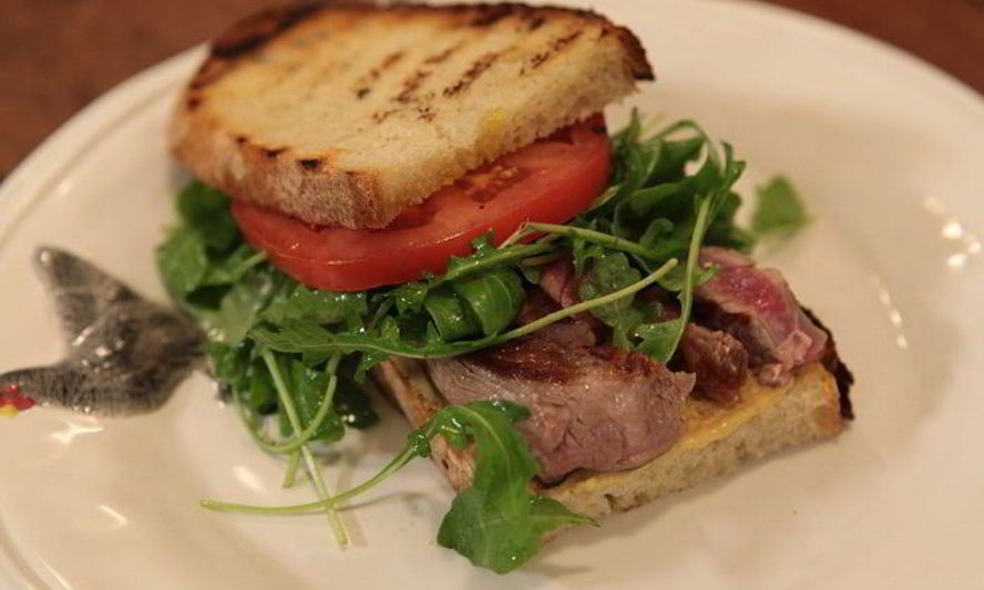 Рецепт сэндвича со стейком, руколой и помидорами