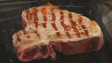 сэндвич со стейком, руколой и помидорами