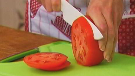 сэндвич со стейком, руколой и помидорами