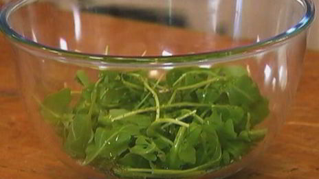 сэндвич со стейком, руколой и помидорами