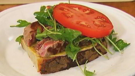 сэндвич со стейком, руколой и помидорами