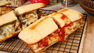 Сэндвичи на гриле с говядиной, ветчиной и сыром