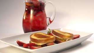 Сэндвичи с фруктами, шоколадом и сыром бри