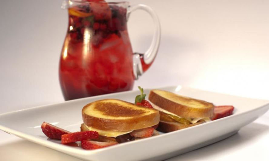 Рецепт сэндвичей с фруктами, шоколадом и сыром бри