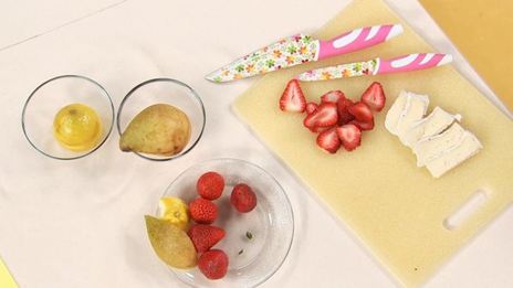 сэндвичи с фруктами, шоколадом и сыром бри