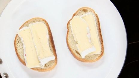 сэндвичи с фруктами, шоколадом и сыром бри