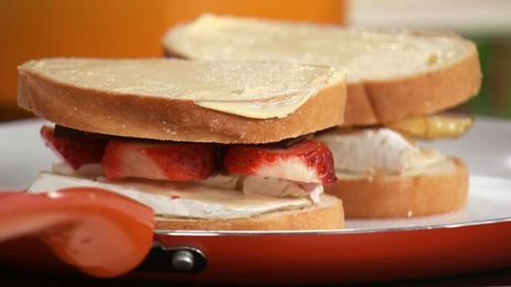 сэндвичи с фруктами, шоколадом и сыром бри