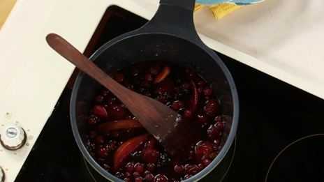 сэндвичи с фруктами, шоколадом и сыром бри