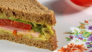 Сэндвичи с гуакамоле, каперсами и копченым мясом