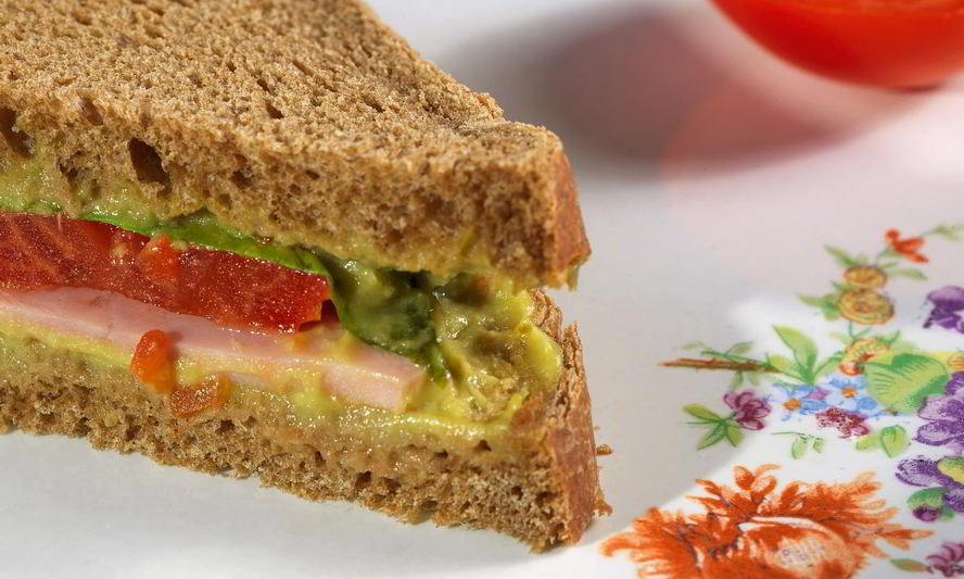 Рецепт сэндвичей с гуакамоле, каперсами и копченым мясом