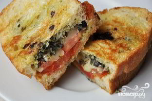 Сэндвичи с помидорами, соусом и сыром