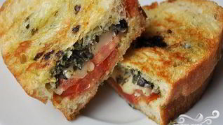 Сэндвичи с помидорами, соусом и сыром